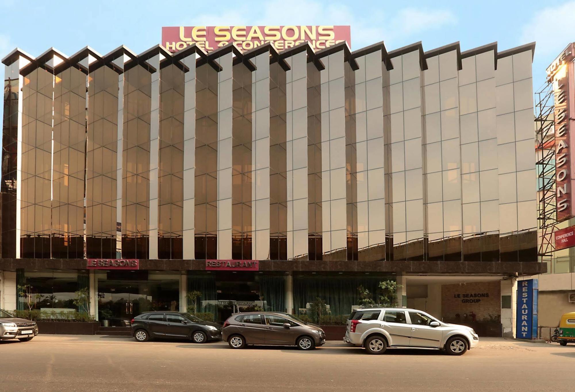 Airport Hotel Le Seasons Yeni Delhi Dış mekan fotoğraf